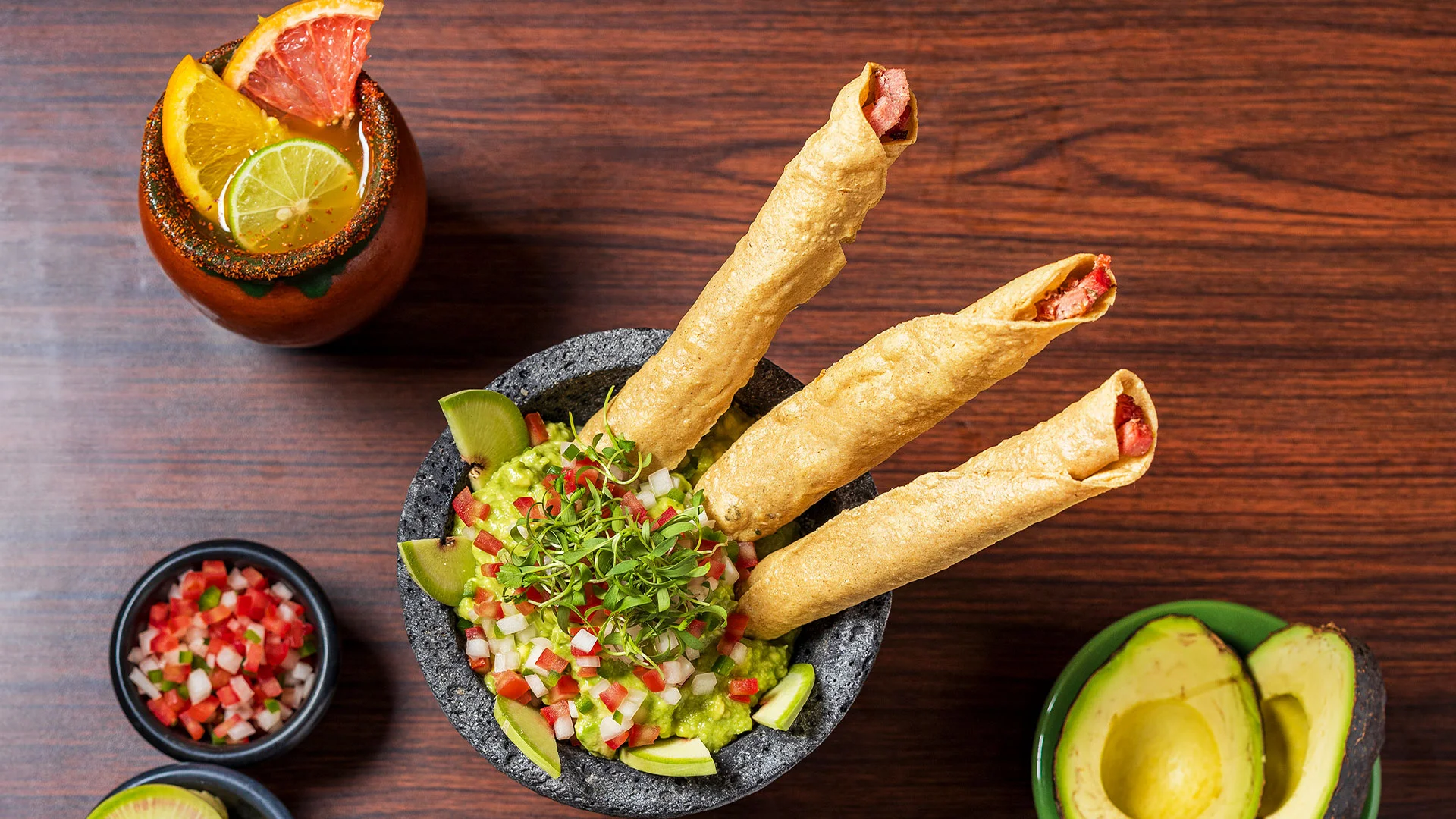 flautas-de-atun-con-guacamole-tropical