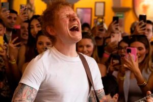 Ed-Sheeran-reconecta-con-sus-orígenes-da-mini-concierto-en-el-legendario-Salón-Tenampa,-en-CDMX