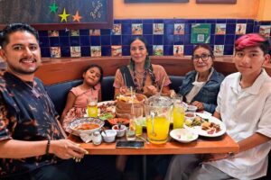 Mamás-festejan-al-son-del-mariachi